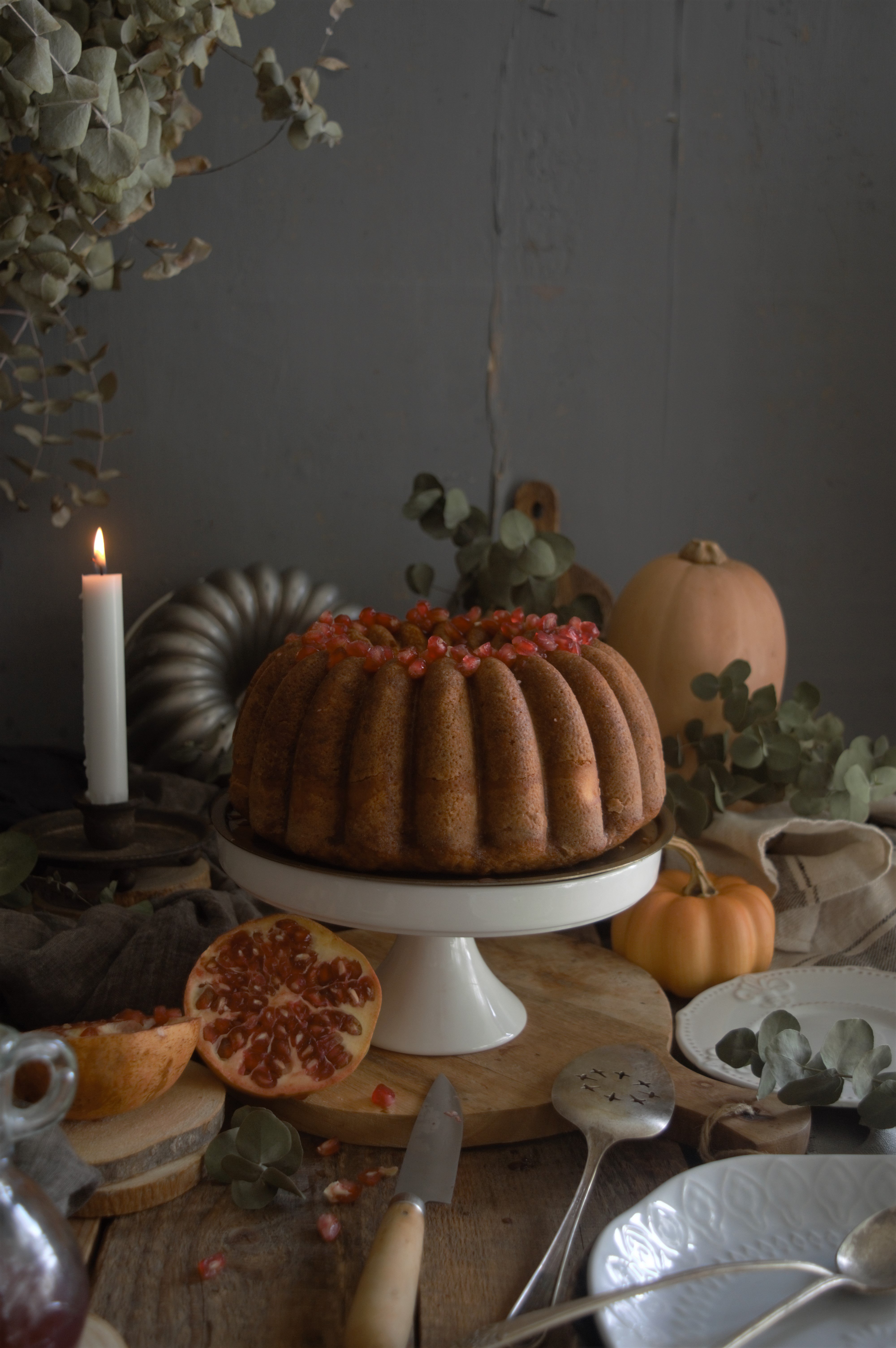 bundt-cake-de-calabaza-relleno-de-crema-de-queso-con-sirope-de-granada