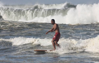 berselancar pantai widarapayung