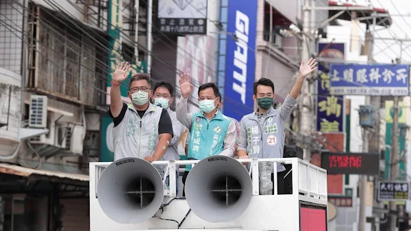 ▲黃秀芳上午由彰化市長林世賢、縣議員莊陞漢、縣議員李成濟、縣議員當選人楊子賢、彰化市代周平等「彰化隊」成員陪同，從總部出發展開整天的車隊謝票行程。（記者林明佑翻攝）