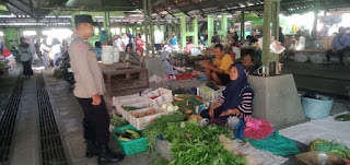 Sampaikan Pesan-Pesan Kamtibmas Bhabinkamtibmas Kalurahan Jatisarono Sambangi Pedagang dan Pengunjung Pasar Pahingan Nanggulan