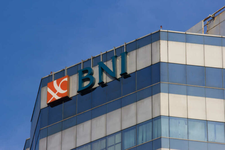 Royke Tumilaar, Direktur Utama PT Bank Negara Indonesia (BBNI), telah memberikan tanggapan terhadap desas-desus mengenai pengendalian transaksi kereta cepat WHOOSH oleh Bank of China dan ICBC, yang bukan merupakan bank milik negara.