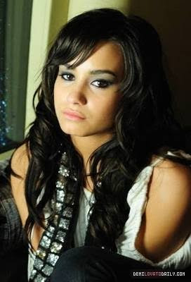 Demi Lovato Hairstyle on Does Demi Lovato Look Better With Straight Or Curled Hair