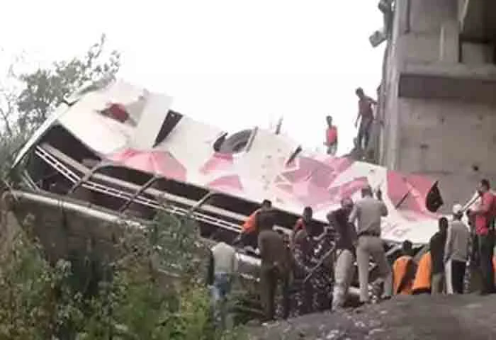 News, National-News, National, Accident-News, Accident, Accidental Death, Road Accident, Bus, Passengers, Srinagar, Jammu, Kashmir,  Jammu And Kashmir: 7 dead as bus going from Amritsar to Katra falls into gorge.