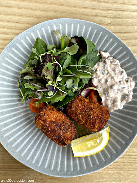 Croquetas de Cangrejo de Toraya en Arlington, Massachusetts