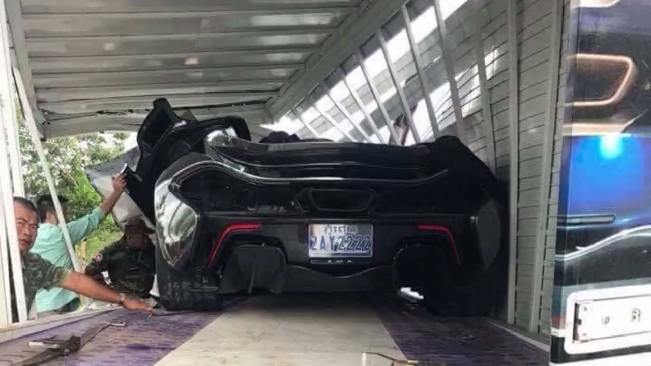 McLaren P1 Rusak Parah Akibat Kecelakaan Truk Di Kamboja