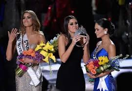 The moment Steve Harvey announces the WRONG Miss Universe winner - and has to hand back crown