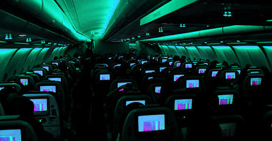 Interior de avião com luzes fracas