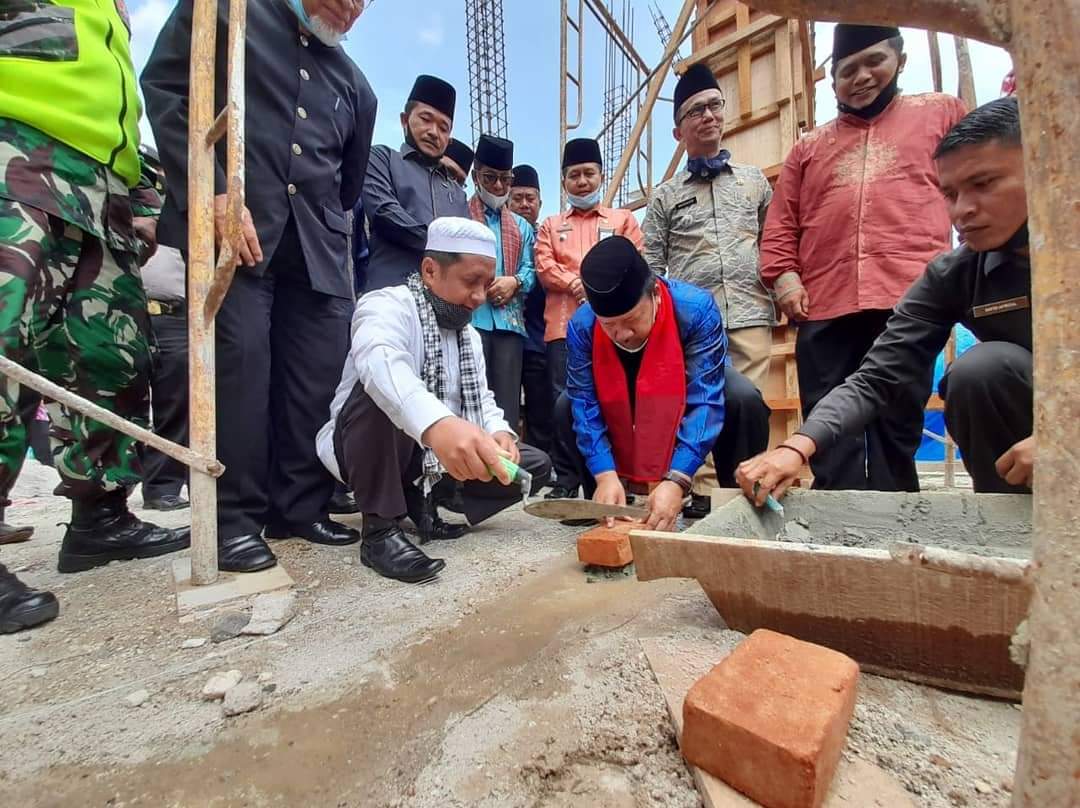 Peletakan Batu Pertama Surau di Ponpes H. Abdul Karim Syu’aib, Bupati Agam: Pendidikan Santri Perlu Dikembangkan