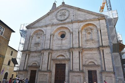 foto da fachada da Catedral de Pienza
