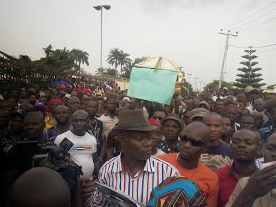 BREAKING NEWS:IFEANYI UBAH BURIED ALIVE BY 10 COMMUNITIES IN IHIALA, CARRY HIS MOCK CASKET , PROTEST AGAINST IFEANYI UBAH----PLEDGES LOYALTY TO OBIJACKSON