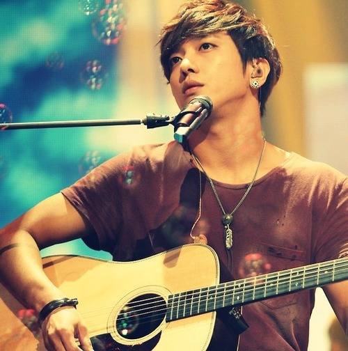 Jung Yong Hwa (CNBlue) đẹp trai và lịch lãm