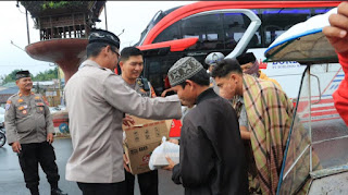 Kapolres Toraja Utara Bersama Ketua Bhayangkari Turun Langsung Berbagi Takjil ke Pengguna Jalan