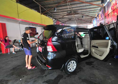 PELUANG: Usaha cuci mobil kini bermunculan seiring meningkatnya pertumbuhan kepemilikan kendaraan roda dua empat. HARYADI/PONTIANAK POST