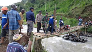 TNI Polri Bantu Warga Perbaiki Jembatan Rusak di Desa Sumberargo Situbondo