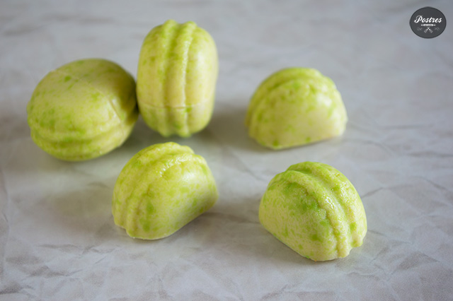 Bombones de Chocolate Blanco, Pistacho y Vainilla con Crispy de Coco y Mango