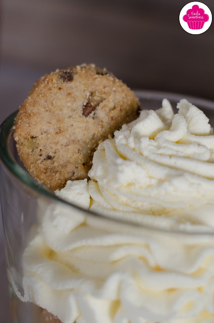 Verrines de pommes caramélisées, chantilly et crumble de cookies aux pépites de chocolat