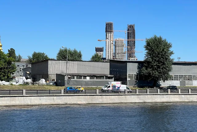 Москва-река, Даниловская набережная, бывший завод «Стройдеталь» № 9, строящийся жилой комплекс «Павелецкая Сити»