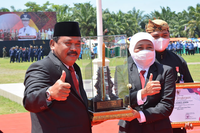 Plt Bupati Nganjuk Marhaen Djumadi menerima piala juara umum kirab pataka jer basuki mawa beya dari Gubernur Jawa Timur Khofifah Indar Parawansa, Jumat 28 Oktober 2022