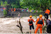 Demi Selamatkan Warga Terjebak Banjir di Barru, Anggota Brimob Lakukan ini