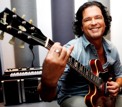 Foto de Carlos Vives con su guitarra