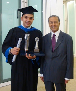 Kak Assad and Pak Mahathir Muhammad after graduation in University of Technology Petronas, Malaysia