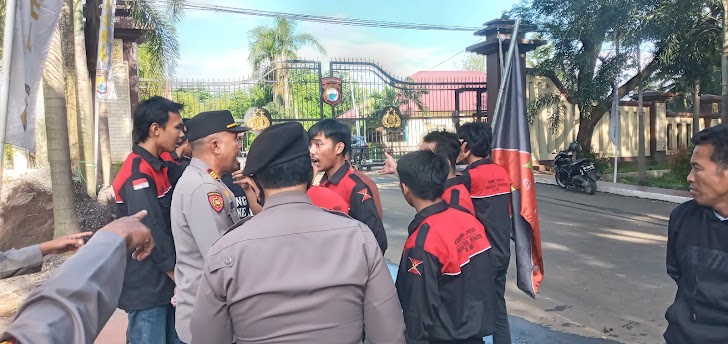 Kapolsek Biringkanaya, Pimpin Pengamanan Aksi Unjuk Rasa Dari Aliansi Mahasiswa Indoenesia di Depan Mapolda Sulsel