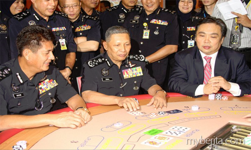 (GAMBAR) PATUT LE POLIS MALAYSIA MAKIN ROSAK AKHLAK