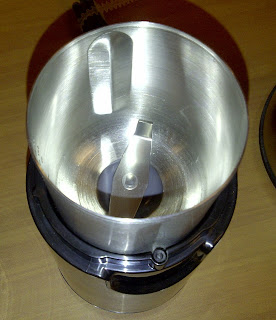 Blade coffee grinder has a flat blade