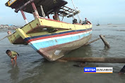 Nekat Melaut Saat Cuaca Buruk, Perahu Nelayan di Tuban Jebol Diterjang Ombak