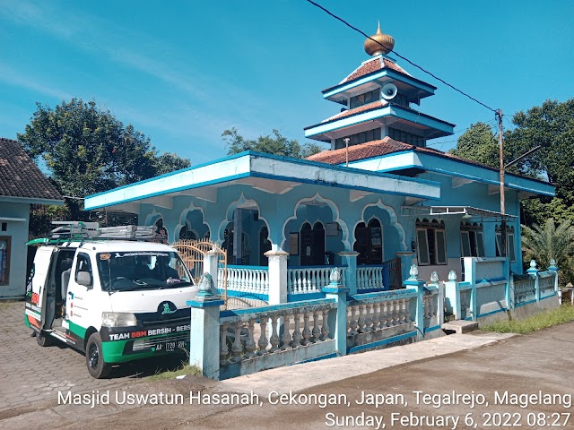 Bersih bersih masjid Uswatun Hasanah, Cekongan, Japan, Tegalrejo, Magelang