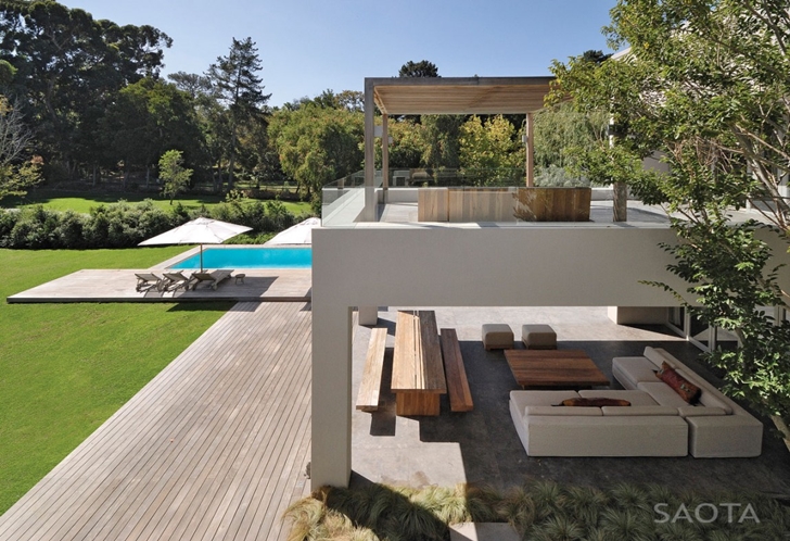 Terrace and backyard of Contemporary Villa by SAOTA