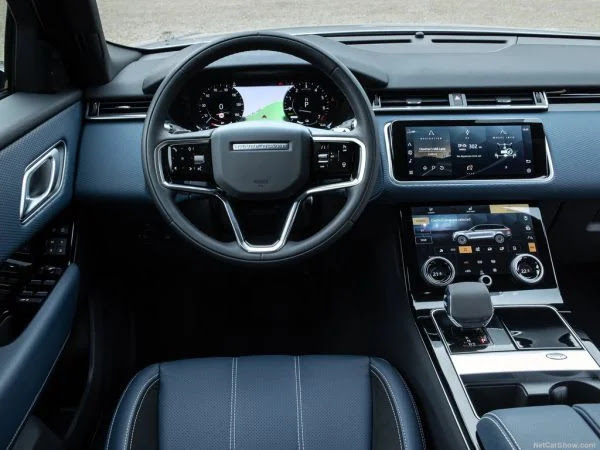 Range Rover Evoque 2022 có thể cảm thấy giống như những chiếc hatchback nhiều hơn là SUV, và vị trí ghế ngồi trên Land Rover  Evoque với tư thế ngồi cao tạo cảm giác giống một chiếc SUV.