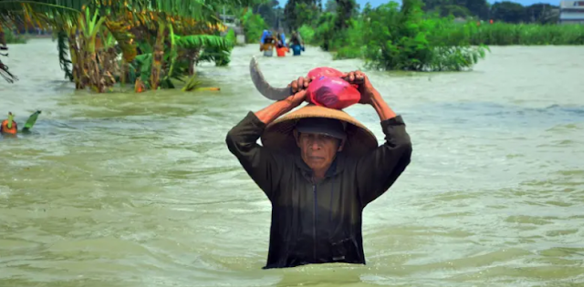 Salah satu dampak utama dari perubahan iklim adalah cuaca ekstrim yang semakin sering terjadi. Embun beku di Kuyawage, Kabupaten Lanny Jaya, Papua, adalah contoh nyata betapa cuaca yang tidak menentu telah merusak lahan pertanian dan mengakibatkan gagal panen. Di sisi lain, petani di Brebes dan wilayah lainnya di Jawa dan Sumatera harus rela kehilangan sebagian besar panen mereka karena hujan ekstrim yang mengganggu proses pertumbuhan tanaman. Akibatnya, tidak hanya petani yang menderita, tetapi juga masyarakat umum yang harus menanggung lonjakan harga pangan.