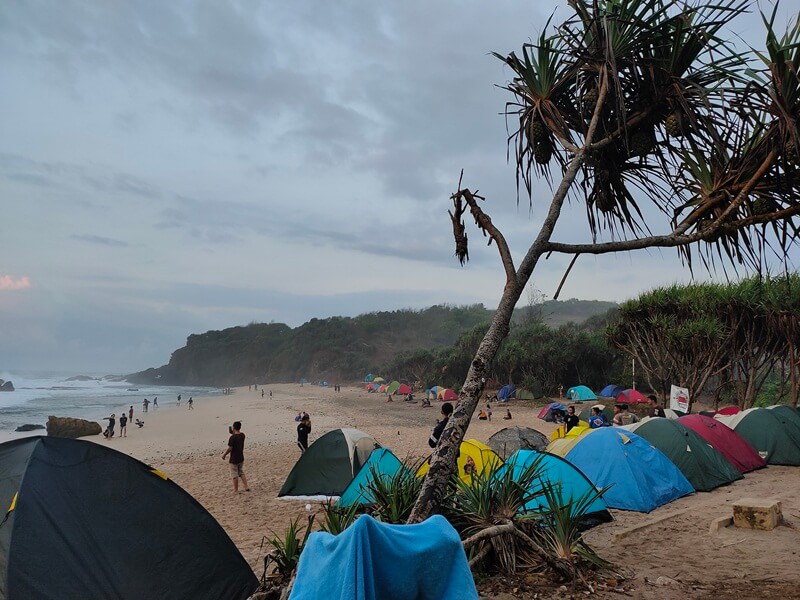 foto camping di pantai jungwok blue ocean gunungkidul jogja