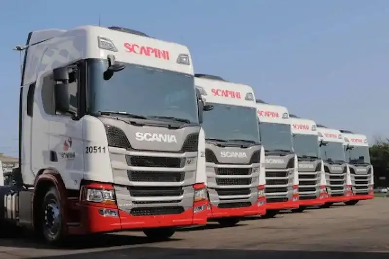 Frota de caminhões Scania da Scapini Transportes