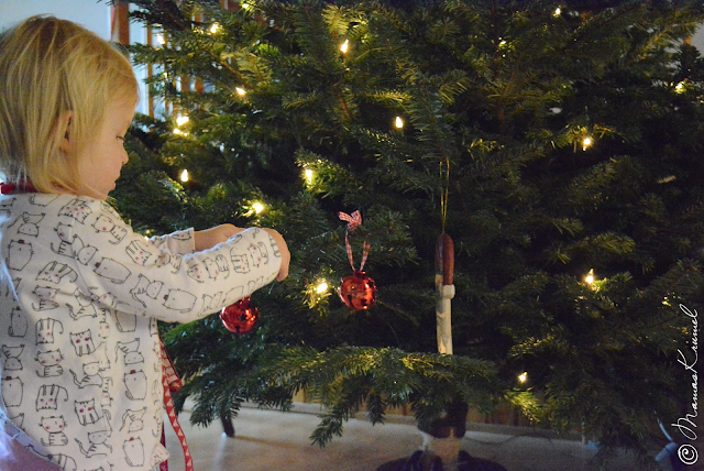 Weihnachtsbaum Schmücken mit Kindern