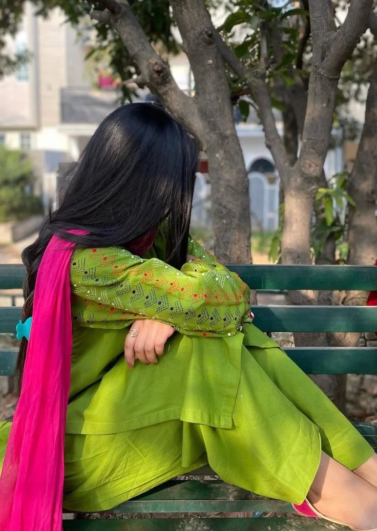 চুল দিয়ে মুখ ঢাকা পিক মেয়েদের