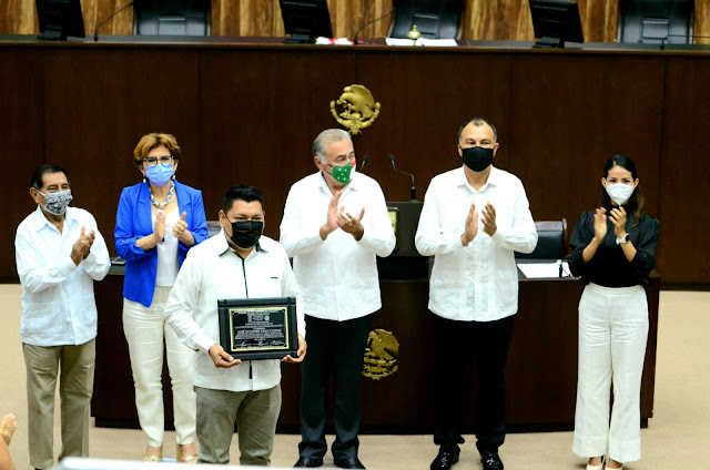 Recibe el Profr. José Dolores Chan Cuevas, reconocimiento A la Excelencia Docente