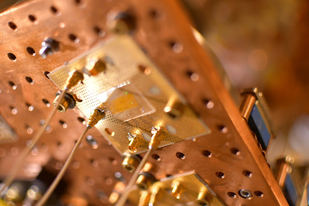 Un chip que puede controlar y modular las ondas acústicas. Crédito Linbo ShaoHarvard SEAS