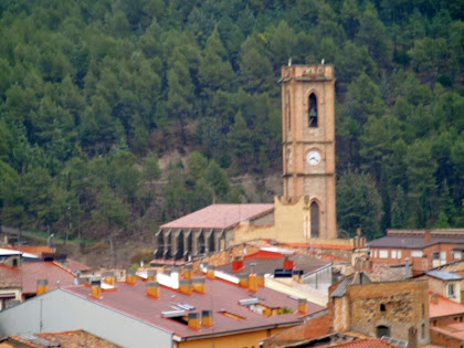 L'església de Santa Maria i el seu campanar des del Fortí de la Rampinya