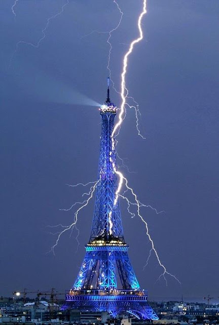 Foto tormenta electrica y rayo sobre Torre Eiffel