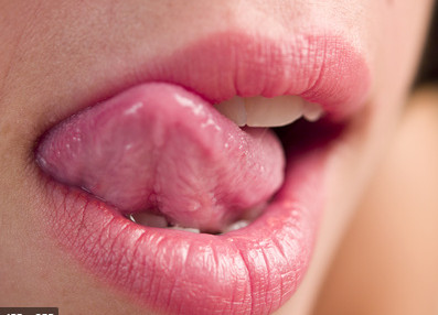 99 arti bibir bawah  tergigit saat makan menurut primbon 