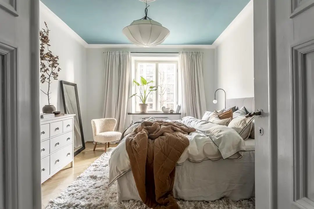 chambre avec plafond bleu