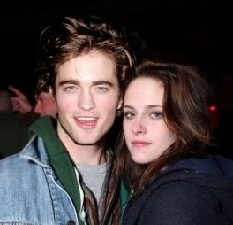 Edward (Robert Pattinson) and Bella (Kristen Stewart) still in love in the movie New Moon
