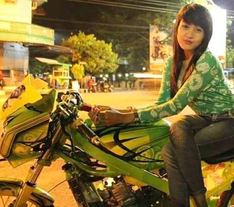 Wanita bagus sexsi Naik Kawasaki Ninja  Wanita bagus sexsi Naik Kawasaki Ninja 2 Tak