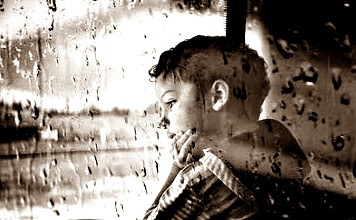 Resultado de imagem para menino olhando a chuva pela janela
