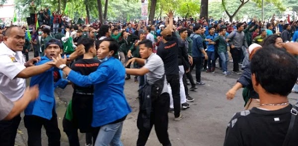 Massa Pro dan Kontra Jokowi Saling Lempar Botol di Depan DPRD Sumut