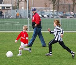 Aanvoerder Maarten, klein maar dapper de baas over de bal! Let ook op Joop Hiele's sportief loopje op de achtergrond...