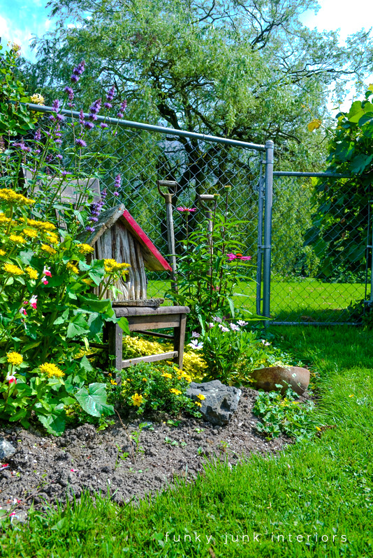 How to edge flowerbeds like a pro! via Funky Junk InteriorsFunky Junk