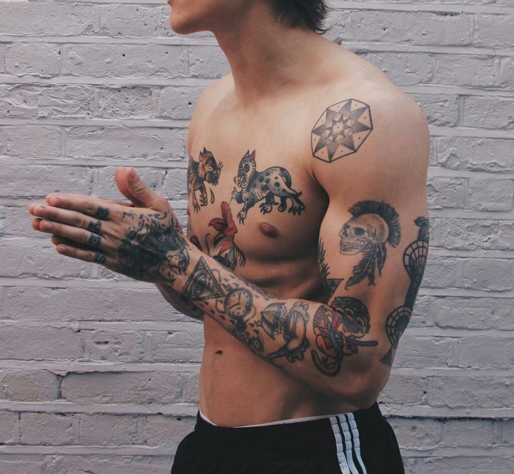 tatuagem masculina pequena no peito e braço fechado